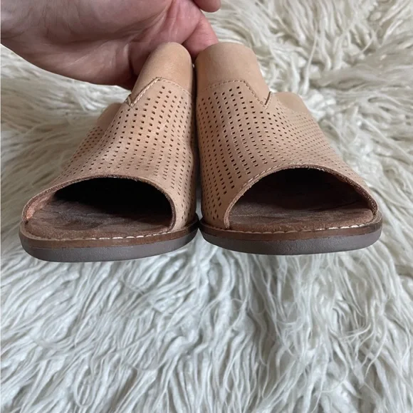 TOMS Majorca Peep Toe Platform Sandal Block Heel Nude Nubuck Leather EUC Size 8 - Picture 5 of 9
